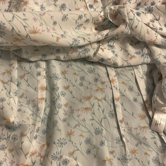 Violet + Claire women’s M. White & blues, pinks, yellows, & greens Floral Blouse - Picture 11 of 12